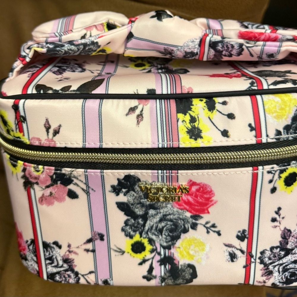 New Victoria's Secret train case